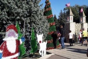 La mijlocul lui octombrie. Moşi Crăciun, oameni de zăpadă şi brazi, în capitală