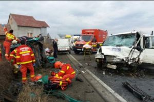 Accident GRAV! Un microbuz cu COPII s-a izbit violent de un cap de pod. Care este STAREA VICTIMELOR