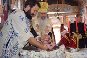 Momente emotionante la Cumpana! Trei baietei si o fetita din centre de asistenta maternala au primit Taina Sfantului Botez (galerie foto)