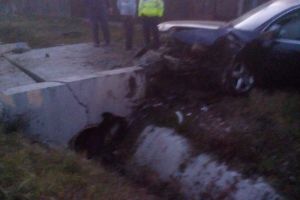 Un mort şi un rănit, după ce maşina în care se aflau a intrat într-un cap de pod, la Vârţ