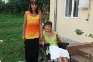 Mama care rămânea flămândă pentru a-şi hrăni fiica  imobilizată, ajutată de oameni cu suflet mare