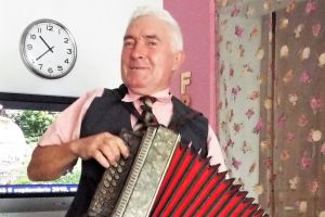 Rapsod din Frumuşelu la braţ cu Baba Novac şi cu armonica în spate