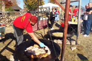 Muzică, bucate şi distracţie pe cinste la Festivalul ,,Răvăşitul Oilor” de pe Muntele Bolovanu