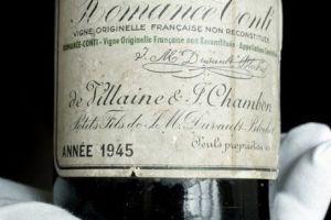O sticlă de vin, din 1945, vândută cu peste jumătate de milion de dolari