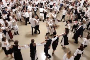 Portul şi tradiţia, la loc de cinste: Balul costumului popular, o nouă ediţie, o nouă reuşită