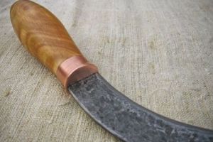 VASLUI. Şi-a hăcuit bărbatul BEŢIV cu cosorul