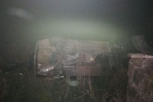 Un mort şi doi răniţi în urma unui accident de pe un drum comunal (FOTO)