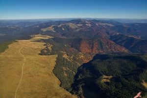 Spectacol de culori în Munţii Rodnei. Imagini cu capre negre pe creste
