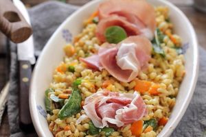 lauraadamache.ro: Salata calda cu orz si prosciutto crudo
