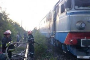 Un tren a fuat FOC în timpul mersului. Panica printre călători. Circulaţia este BLOCATĂ între Ploieşti şi Bucureşti