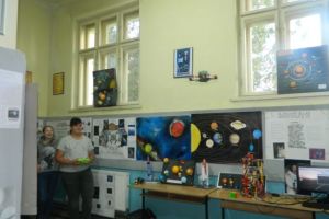 FOTO. Un elev al Colegiului HCC din Alba Iulia a creat o dronă originală, care atinge 60 km/h. Alţi doi băieţi au făcut un robot