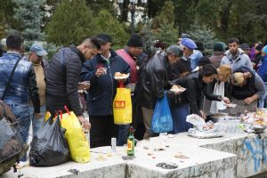 Pelerinii din Iaşi s-au îngrămădit la sarmalele oferite de primărie, după slujbă