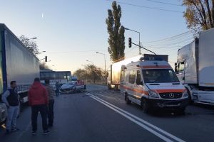 Accident pe Calea Borşului: Ambulanţă în misiune, lovită de un Ford şi proiectată într-un TIR. Două persoane au ajuns la spital (FOTO)
