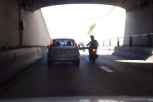 Road rage în trafic! Se răzbună ca proştii şi creează probleme - VIDEO