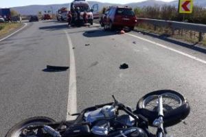 Motociclist mort la Câţcău, după Dej. A intrat sub o maşină, după ce a fost lovit de alt şofer - FOTO