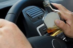 Accident la Cugir: Un şofer băut a intrat cu autoturismul într-o maşină parcată regulamentar