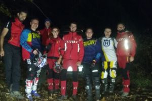 SALVAMONTIȘTII care i-au GĂSIT pe cei trei motociclişti RĂTĂCIȚI într-o pădure trag un SEMNAL de ALARMĂ