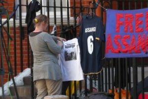 WikiLeaks a confirmat: Assange are LIBER la INTERNET