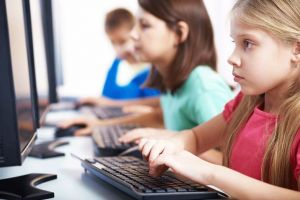 Tehnologie de ultimă oră la Școala Generală ”Avram Iancu” din Alba Iulia – 15 calculatoare performante ”All in one”, de la Microsoft, prin proiectul Alba Iulia Smart City