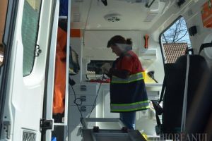 Accident în staţia de autobuz: un şofer a vrut să „fenteze” culoarea roşie a semaforului, o adolescentă de 14 ani a ajuns la spital
