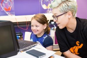 Cursuri gratuite de coding pentru copiii din Bacău în cadrul Caravanei SuperCoders