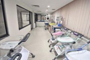 La o maternitate din România s-a născut un bebeluş cu două penisuri