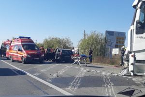 Coliziune în lanţ pe DN 1, la ieşire din Oşorhei: Mai mulţi răniţi după ce un TIR n-a frânat la timp (FOTO)
