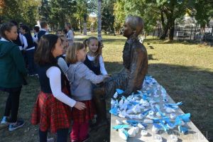Statuia Evei Heyman din Parcul Bălcescu a fost donată Primăriei Oradea (FOTO/VIDEO)