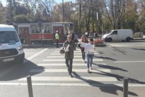 Protest în faţa Operei Maghiare! Au blocat traficul traversând strada - FOTO