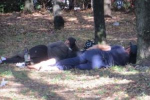 Gunoaie în parcul de copii din Gheorgheni. Un clujean susţine că nimeni nu ia măsuri pentru a le ridica FOTO