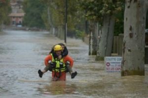 Inundaţii catastrofale! 13 morţi şi 10.000 de case fără curent electric în sudul Franţei