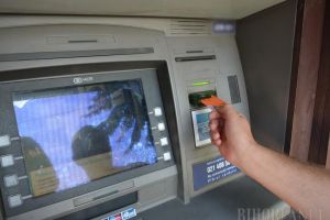 Doi hoţi au reuşit să fure bani din 8 ATM-uri din Bihor: montau dispozitive artizanale şi luau banii blocaţi!