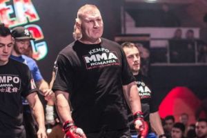 O BĂTAIE între Tolea Ciumac şi un INTERLOP cunoscut s-a terminat TRAGIC! A fost luat cu TARGA din ring - VIDEO ȘOCANT