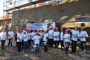 Peste 200 de angajaţi ai companiei Celestica fac voluntariat ca să ridice patru case pentru familii fără posibilităţi
