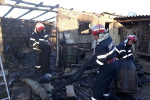 Tulcea: Interventie a pompierilor pentru stingerea unui incendiu in Macin (galerie foto)  