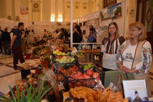 Parlamentul României găzduieşte un stand de prezentare a judeţului Dâmboviţa