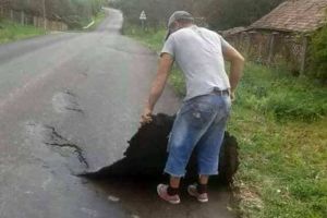 FOTO| Fotografie virală: Cum pleci acasă cu covorul asfaltic. Tehnologie nouă, unde asfaltul se poate desprinde şi muta unde e nevoie, într-un sat din România