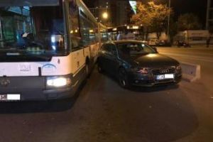 Cocalar parcat în staţia de autobuz, blocând tot - FOTO