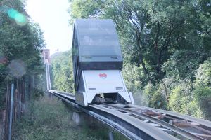 Telecabina o ţine dintr-un scurtcircuit în altul