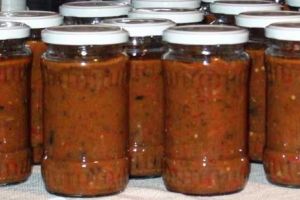 Atenţie! Zacusca pe pâine de la magazin, plină de zahăr şi amidon!