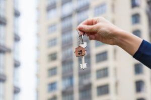 Recomandările analiştilor: Staţi în chirie încă doi ani şi nu veţi regreta. 10 motive pentru care vor scădea preţurile