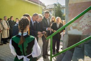 Casă a maghiarilor deschisă, discret, la Teaca, în prezenţa unor oficiali de la Budapesta (FOTO)