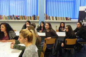  “Bani de liceu” şi “Bursa profesională”, două contracte de finanţare din fonduri europene, încheiate de Ministerul Educaţiei. Şcolarii vor primi 250 de lei pe lună