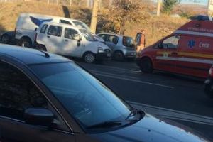 Accident pe strada Oaşului. Două autoturisme s-au lovit pe linia de tramvai FOTO