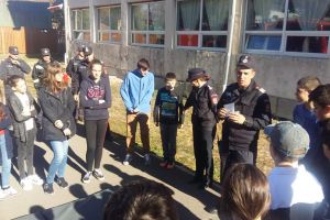 Lecţie de la pompieri: reguli şi mod de comportare în situaţiile de risc