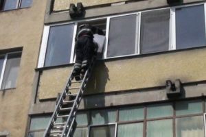 Nepoţelul şi-a blocat bunicul în balcon