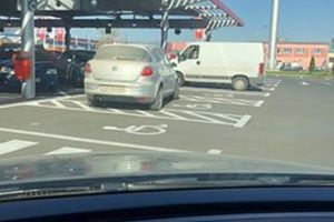 FOTO, ȘTIREA TA: Parcare ”urâtă” la Selgros, în Alba Iulia