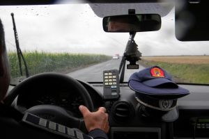 CONTRABANDIȘTI de ţigări, ARESTAȚI după o URMĂRIRE în trafic