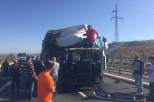 FOTO: ACCIDENT rutier GRAV între Sibiu şi Sebeş pe autostrada A1. O persoană rănită după o coliziune între două camioane