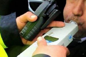 De cinci ori penal! Beat şi fără permis la volanul unei maşini furate, un bihorean a intrat într-un TIR şi a fugit de la locul accidentului